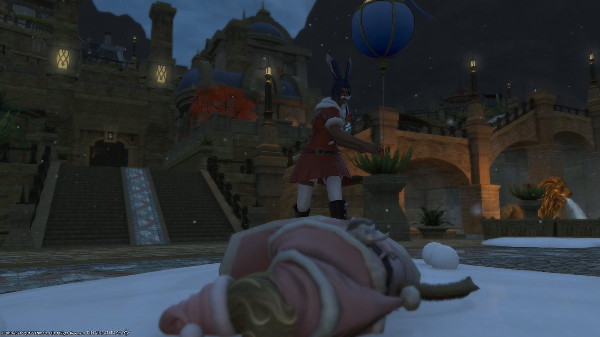 KatBoiDantes's tweet photo. My friend Elora came to visit. I threw one snowball and she fell out... I don't know my own strength... Hehe... #GPOSERS #Viera #Miqote #HappyStarlight #SnowballFight #FFXIV https://t.co/mLj84zpB5I