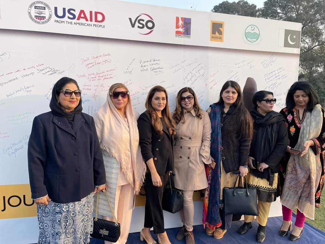 chitroliat's tweet photo. یہ ممکن بنانے کے لیے نیلوفر بختیار کا خصوصی شکریہ۔ مزید برآں، NCSW کی ٹیم اور نبیلہ ملک کو اس شاندار ایونٹ کے لیے ایک شائٹ آؤٹ۔ تقریب میں گورنر پنجاب چوہدری محمد سرور اور @USCGLahore William K. Makaneole نے شرکت کی ۔ https://t.co/zOtdSKlyOL