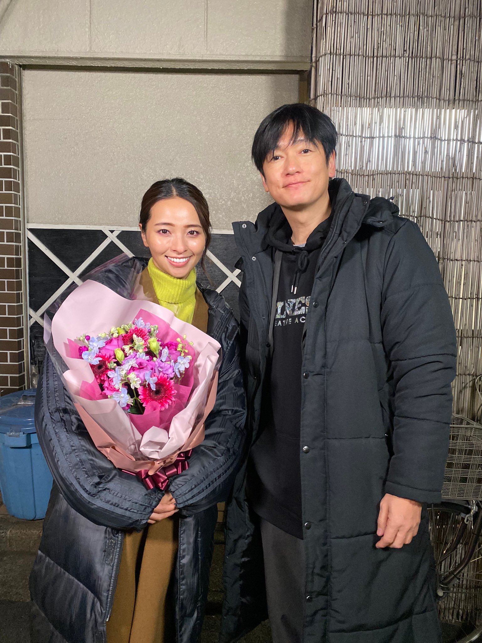 公式 Tbsドラマ 最愛 Blu Ray Dvd発売中 菜奈役の水崎綾女さん ラーメン屋さんのシーンで 私は被害者やない と切ない演技が話題になった菜奈さん 撮影の最終日は井浦さんがサプライズで駆けつけ 居酒屋さんの前で笑顔のオールアップです