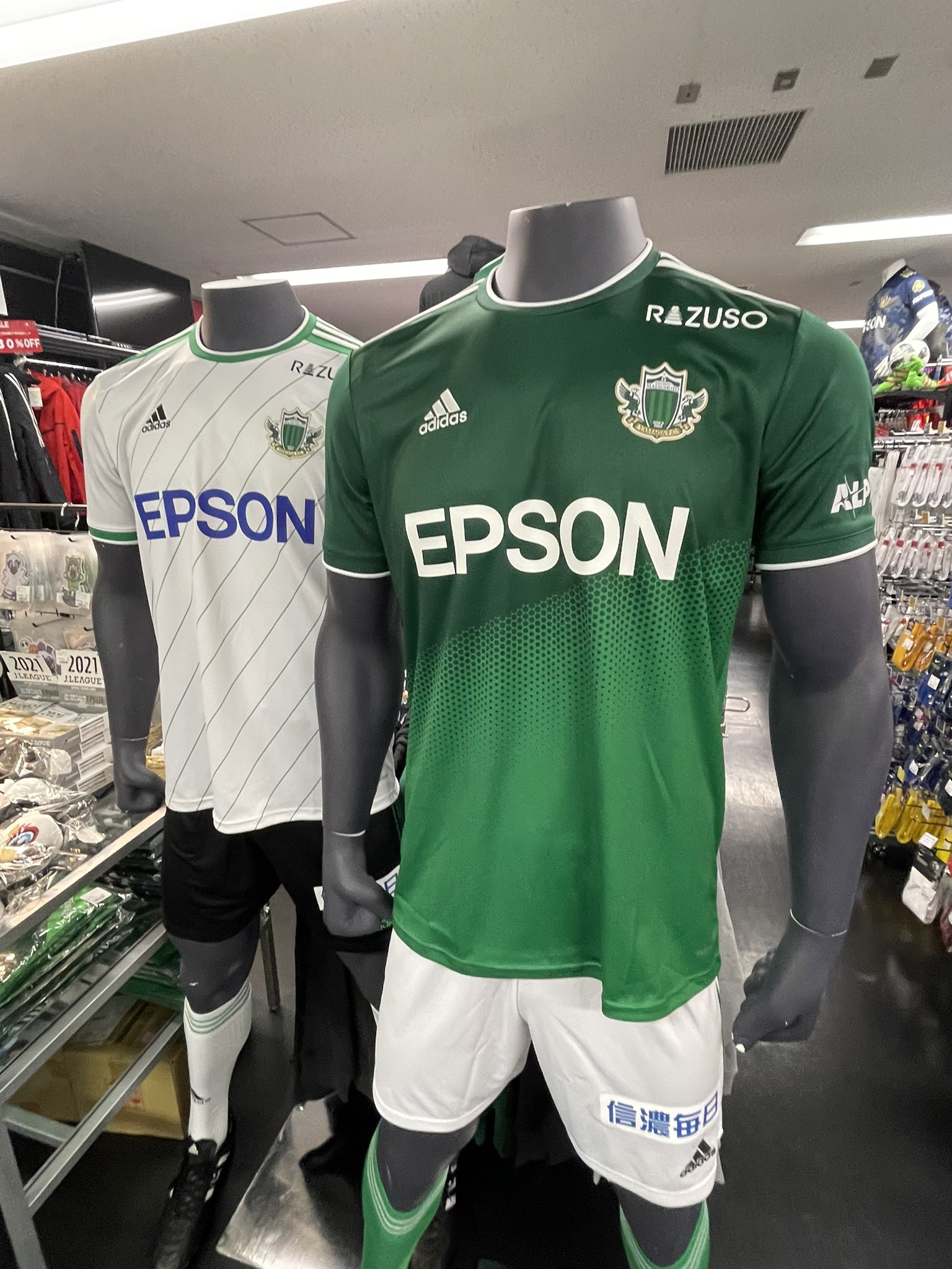 たけし レアルスポーツで来シーズンのユニフォーム見てきた いつもと違いホームユニフォームは下半分は緑が薄い 袖にはj3の文字が 松本山雅fc レアルスポーツ ユニフォーム J3 T Co 0cqktlqptl Twitter たけし レアルスポーツで来シーズンのユニフォーム見てきた いつもと違いホームユニフォームは下半分は緑が薄い 袖にはj3の文字が 松本山雅fc レアルスポーツ ユニフォーム J3 T Co 0cqktlqptl Twitter