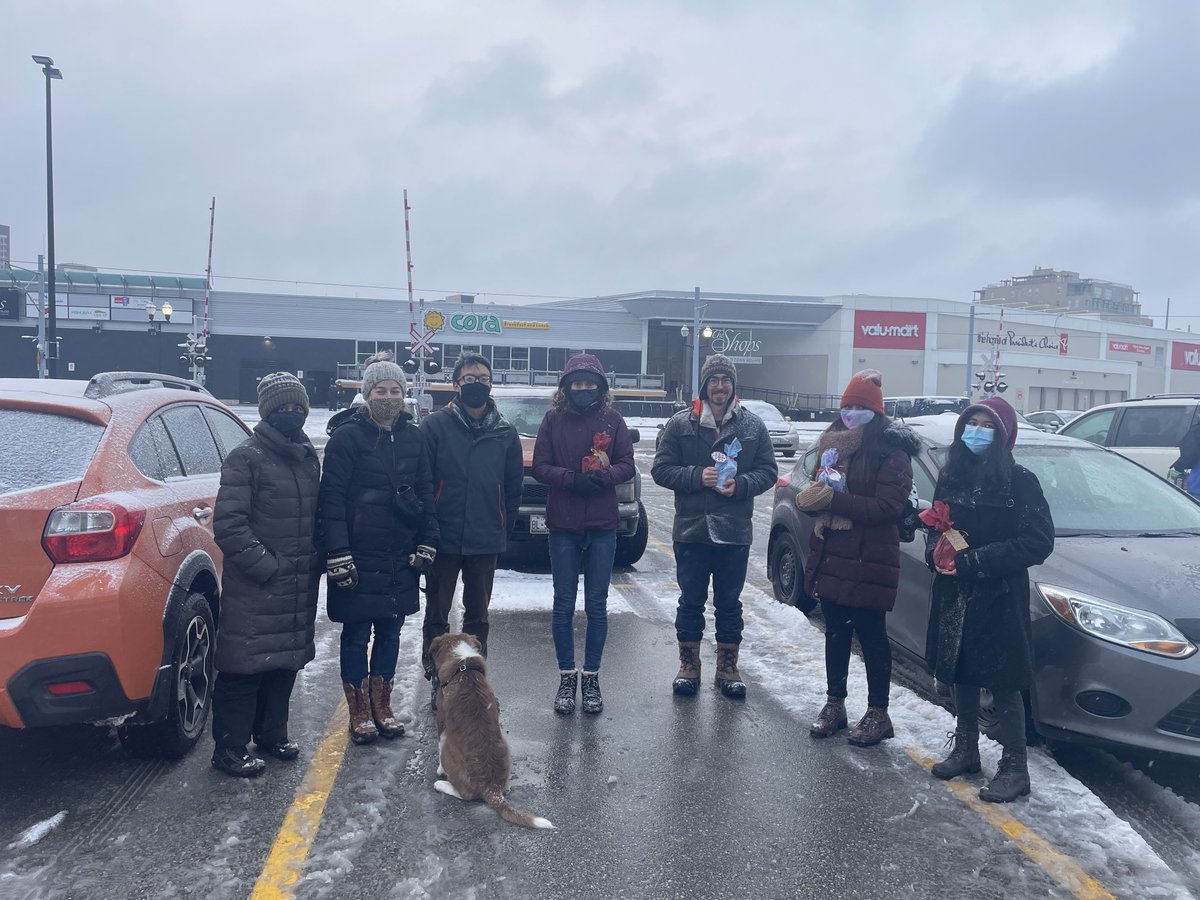 nanditabasu2's tweet image. It’s snowy and omicrons surging. So cancelled our gingerbread house party for a walk in the park with #basulab. Grateful for these amazing humans ⁦@tylerbhampton⁩ ⁦@pHred_cheng⁩ ⁦@EmilyUry⁩ ⁦@LamisaMalik⁩