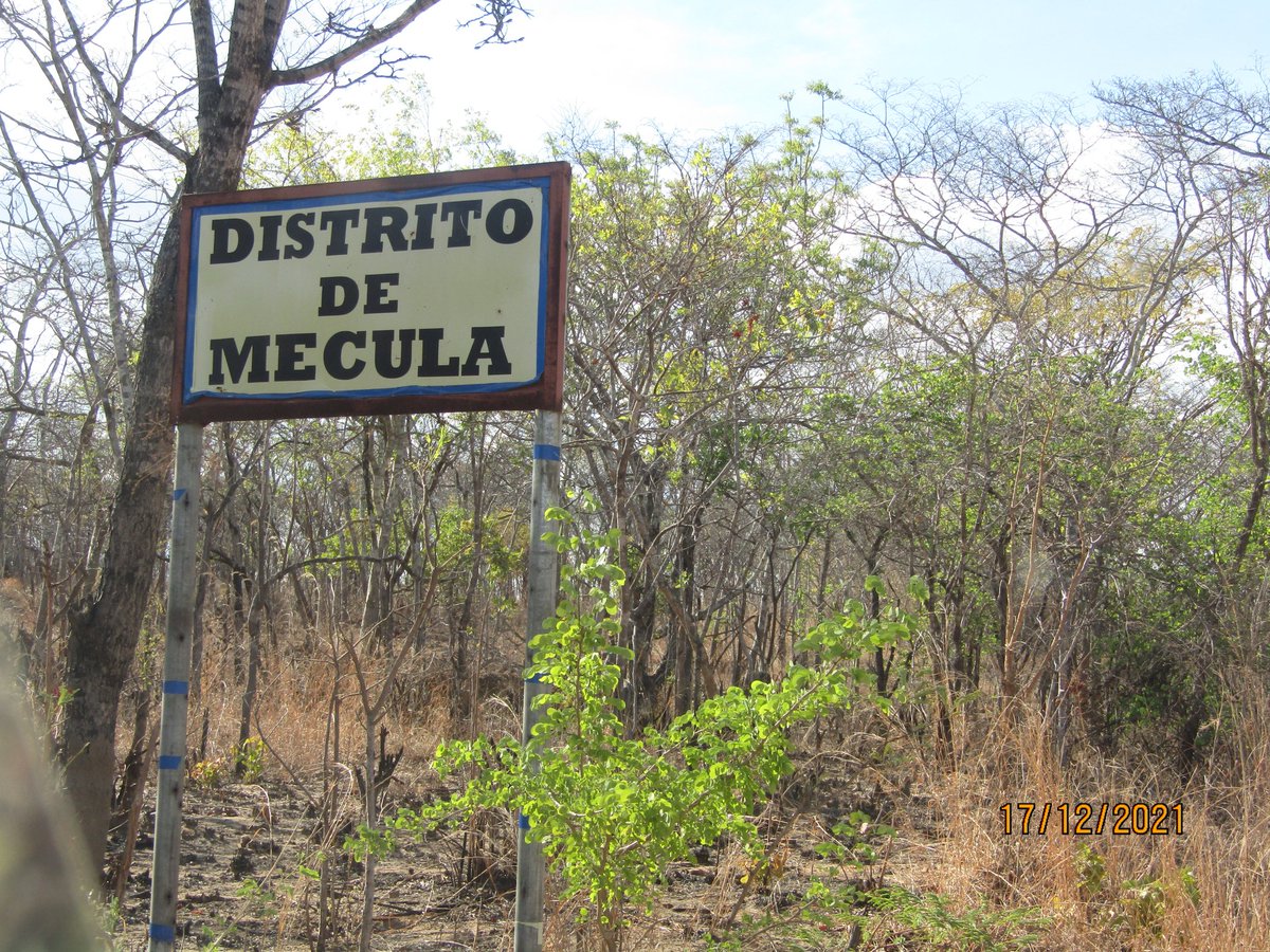 Suizanerafael's tweet photo. #Mecula apesar da calma, pessoas continuam a retirar os seus bens na vila sede em direccao ao #Marrupa e Lichinga. Ha um centro de acolhimento de deslocados de #Naulala #Luchengue e #Macalange aberto na vila sede Distrital. https://t.co/lPwLO8okNa