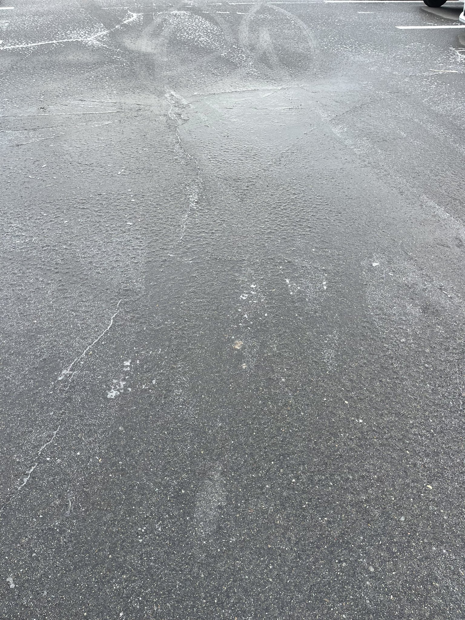 たけし 雪の降った後に1番怖いブラックアイスバーン 峠を走ってる時に気づいて徐行したら後続の車が無理矢理 追い越しハンドル取られてました スタッドレスタイヤでも油断は禁物 雪道 ブラックアイスバーン T Co Qu3imvl7zo Twitter