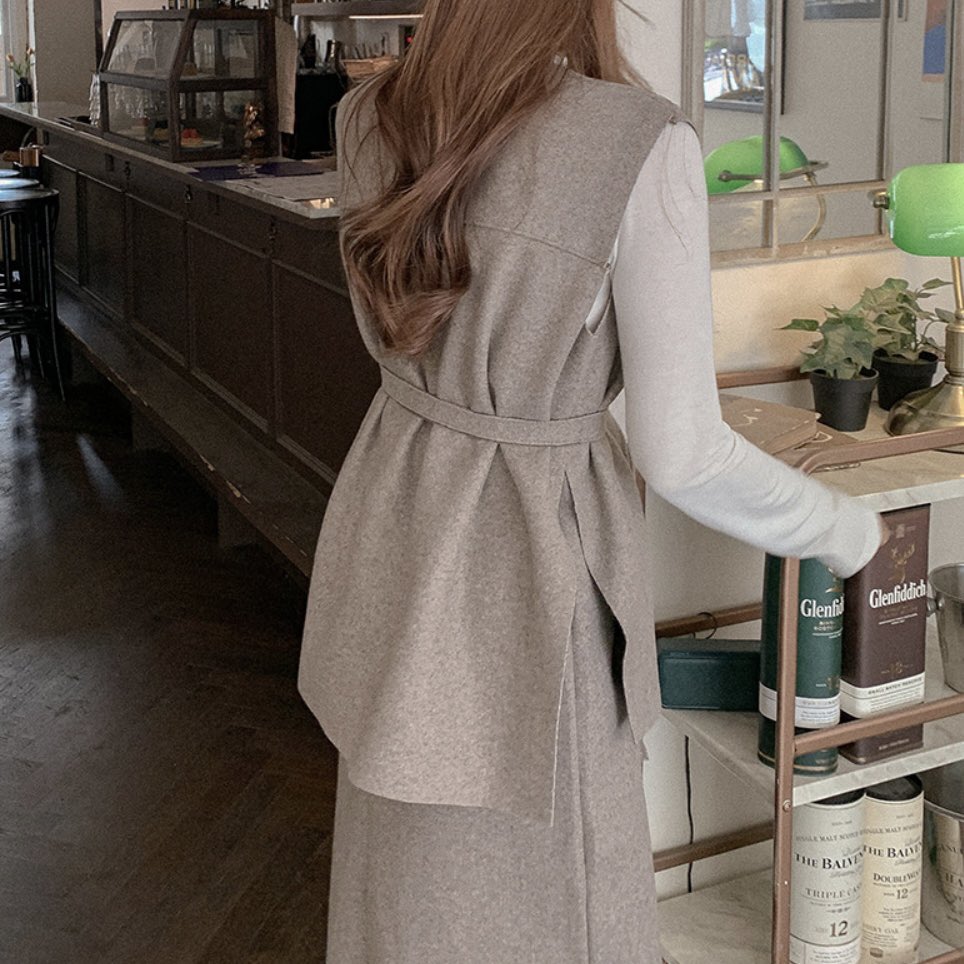 D_HOLICJP's tweet photo. ベストセラーアイテム🎖✨／
️女性的なデザインだけど決まり過ぎてないベスト✨薄手のトップスやニット上から◎
ウエストゴムスリットロングスカートと合わせれば、セットアップコーデをお楽しみいただけます✍️
✔️[#qnigirls]
ベルト付Vネックロングベスト・p290436
https://t.co/g7EaNjnu1J https://t.co/RYYMkO39cl