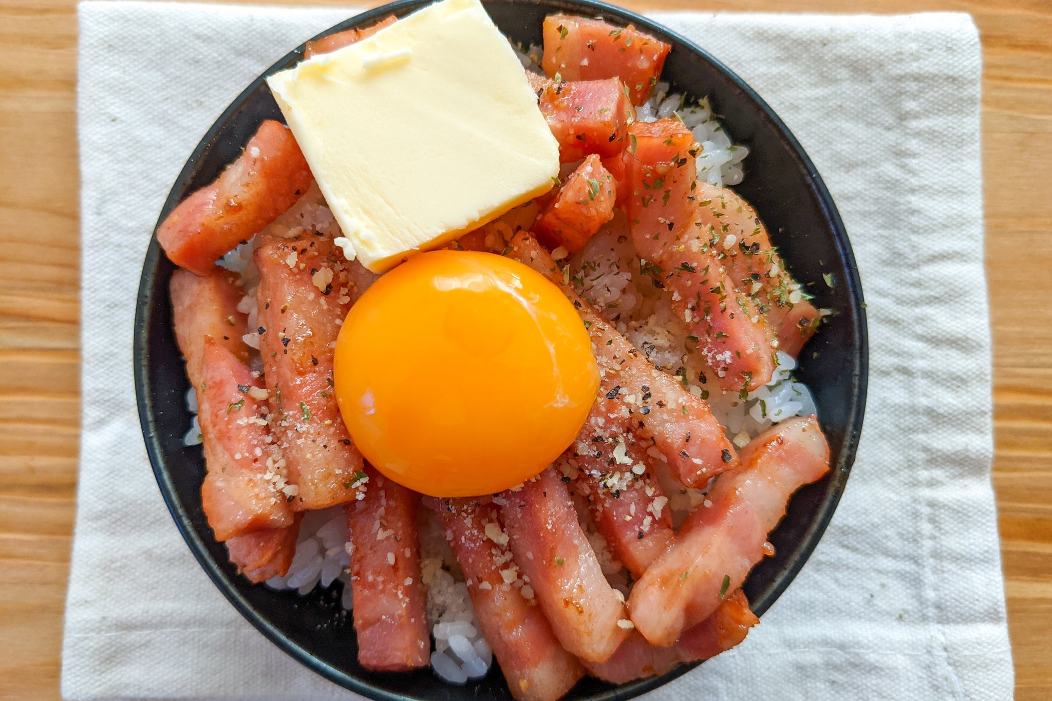 ハマごはん お手軽レシピ 悪魔のバターベーコン丼 フライパンにバター10gを入れて中火でベーコン にんにくを炒める めんつゆ だしの素を加える ごはんの上にのせて 黒胡椒 粉チーズ 卵黄 バター10gをのせて完成 T Co 9ovdsvi3zv