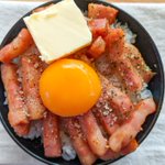 さっと作ることが出来そうなお手軽さ!ベーコンやバターを使った、丼もの料理のレシピ!