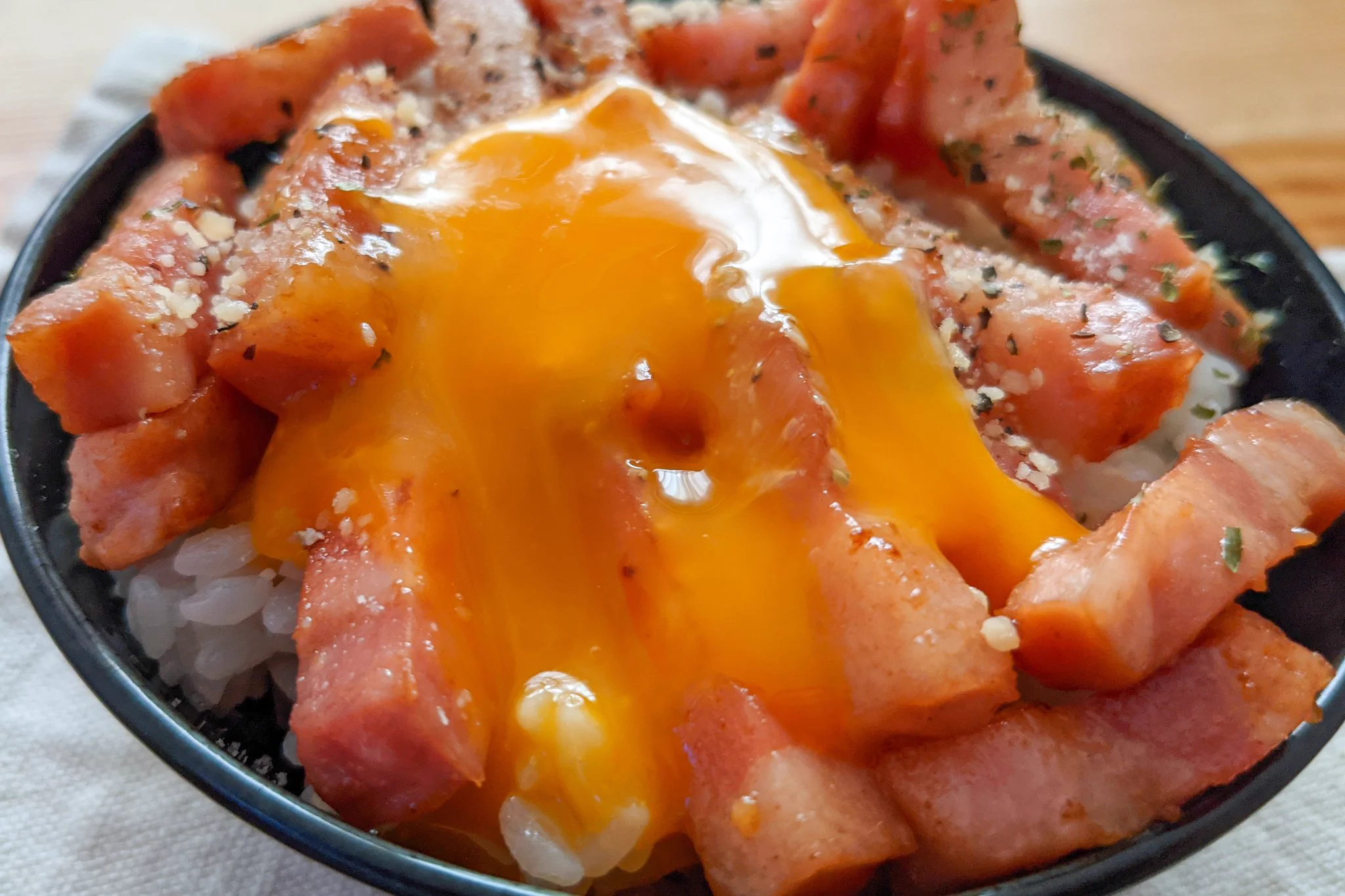 さっと作ることが出来そうなお手軽さ！ベーコンやバターを使った、丼もの料理のレシピ！
