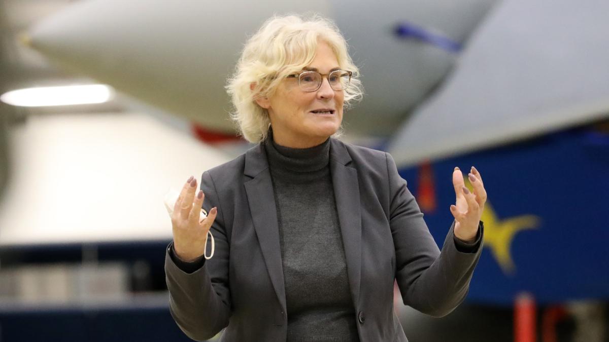 welt's tweet image. Lambrecht hofft auf eine erste Frau General in ihrer Amtszeit to.welt.de/QSneZwb