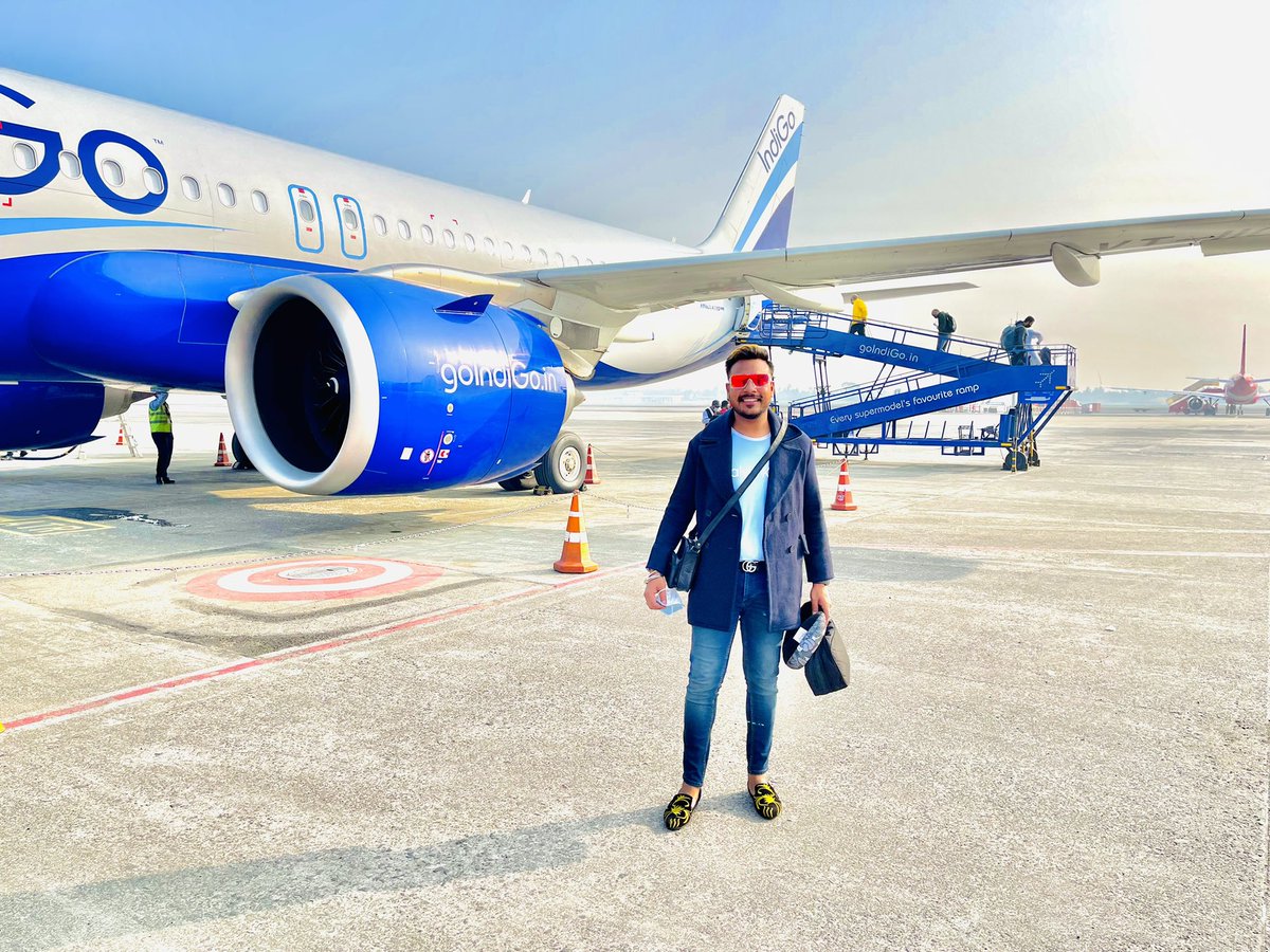 ankitshaw22's tweet photo. Today’s the most Awaited Day !!
In my Signature Airport Style.
#MrTalkative🇮🇳
N.B : Though I was little a late for boarding thanks to @IndiGo6E for helping me check in smoother.
#kolkataairport #airportlook #stylish https://t.co/VmtOaBItyx