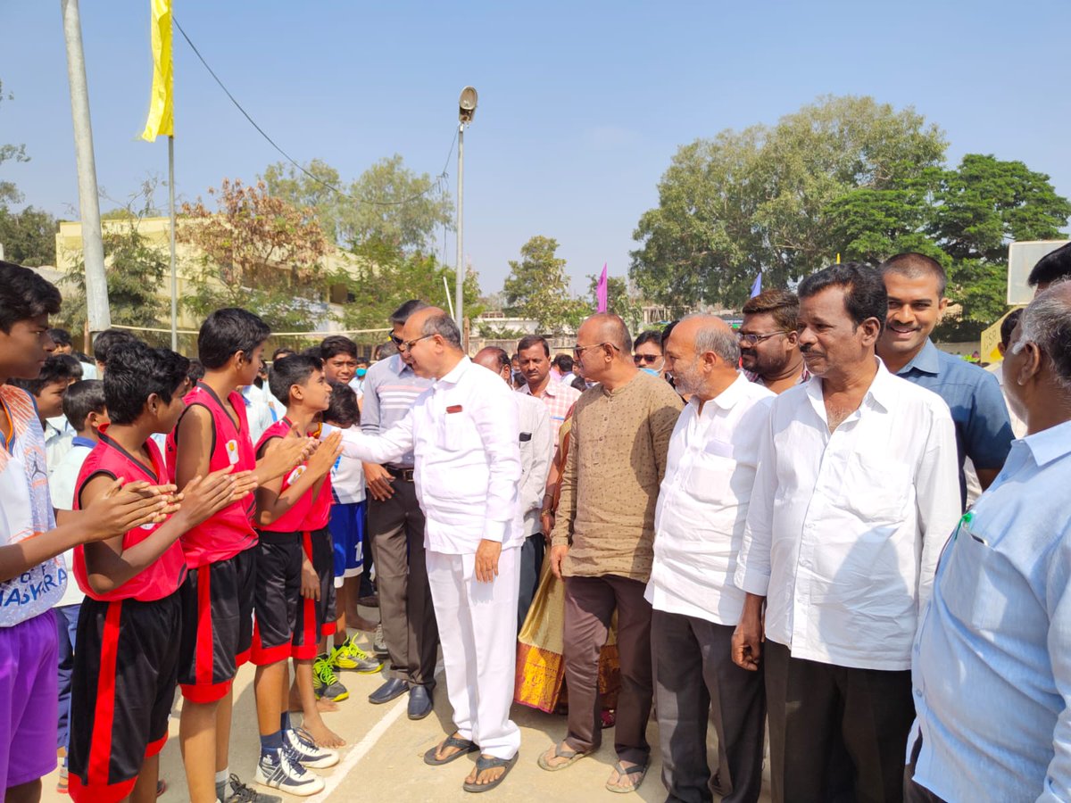ChintalaYSRCP's tweet photo. అనంతరం బాస్కెట్బాల్ పోటీ లను ప్రారంభించి,వివిధ గ్రామాల నుంచి వచ్చిన క్రీడాకారులను పరిచయం చేసుకున్నారు. కొద్దిసేపు బాస్కెట్బాల్ ఆడి విద్యార్థుల్లో ఉత్సాహం నింపారు.

#apcmcup #valmikipuram  #pilerumla #chintalaramachandrareddy #YSRCP #pileru #YSJaganCares #APCMYSJagan https://t.co/WFhKZYJfPO