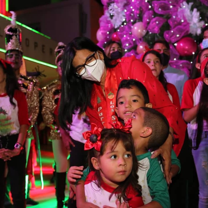 Soykarinacarpio's tweet image. Desde el Teatro de la Opera Encendimos la Navidad en nuestro estado. Con un hermoso evento lleno de luces, decoraciones navideñas y música, nuestro pueblo le dió la bienvenida a la temporada decembrina.