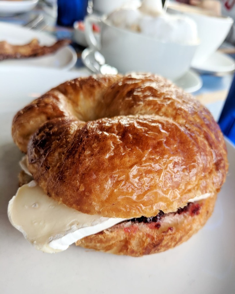 ☕ There are places you visit during your travels that you never forget 
.
.
🥐 For me, I find myself thinking about The French Bakery on Hilton Head Island in South Carolina
.
.
🥐 I still find myself dreaming of this bakery and craving the brie and berry croissant, the mixed …