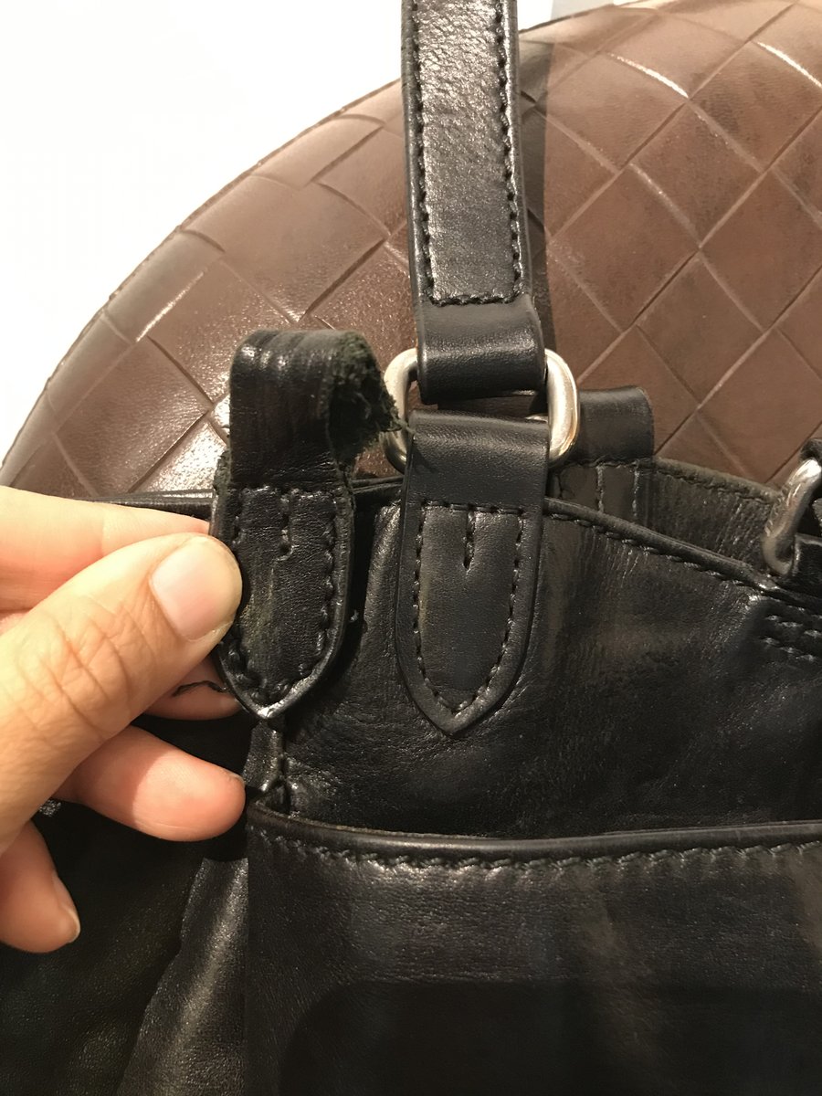 kabukichoshoes's tweet photo. 【修理例:根革作成】
鞄の中で1番負荷のかかるパーツ「根革(ねかわ)」
新しい革で作成し、交換いたしました。これでまたたくさんご使用いただけますね。
本日も19時まで営業いたしております。お気軽にお問い合わせください。
#DanielBob
#ダニエルアンドボブバッグ修理
#根革修理
#新宿鞄修理
#新宿靴 https://t.co/O14aGEUvCH