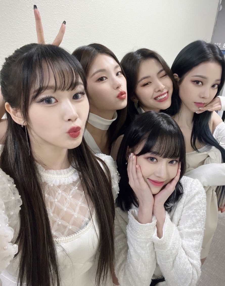 aespresso_SM's tweet photo. giselle, karina, winter, yeji, and ryujin at the kbs gayo daechukje!
a picture of โitzspaโ according to giselle
#aespa #์์คํ
#ITZY #์์ง https://t.co/6uGzSjyzik