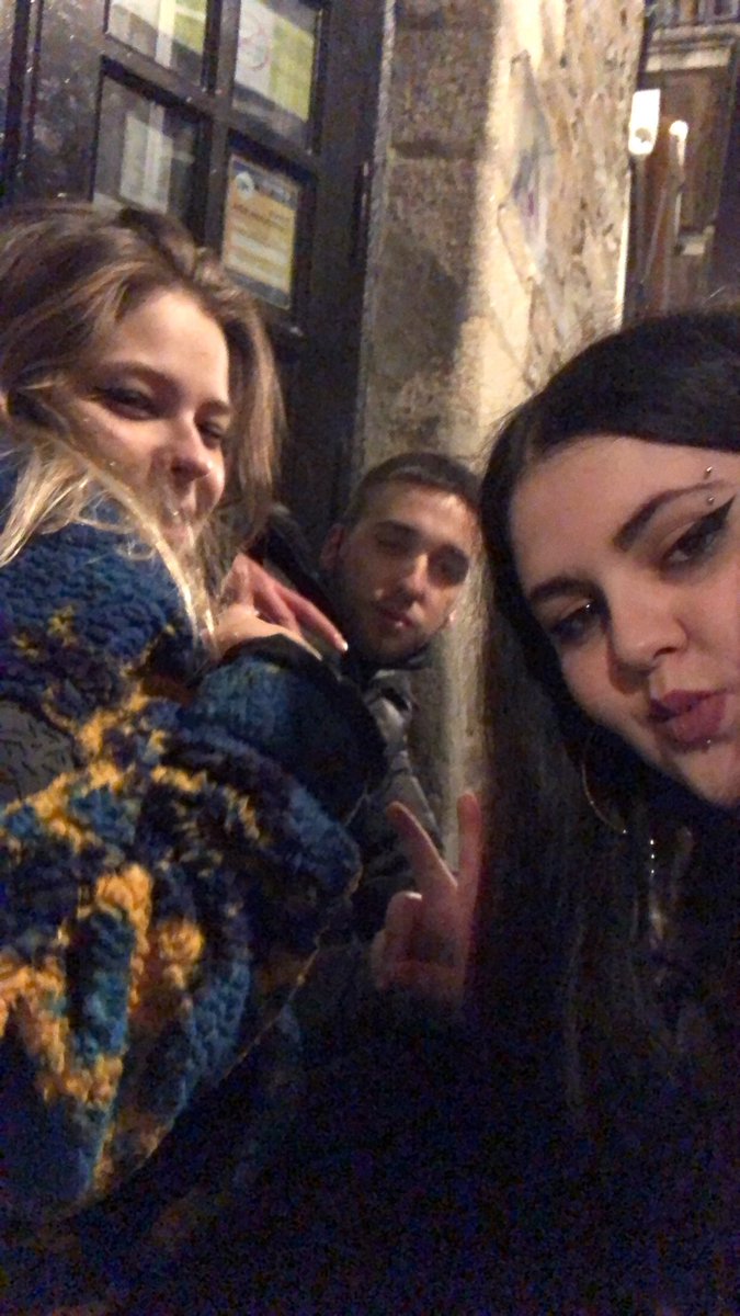 marinhats's tweet photo. recordando esta foto a estas horas con esta gente @alexinh0_ @aida https://t.co/qnRnNYLsXQ