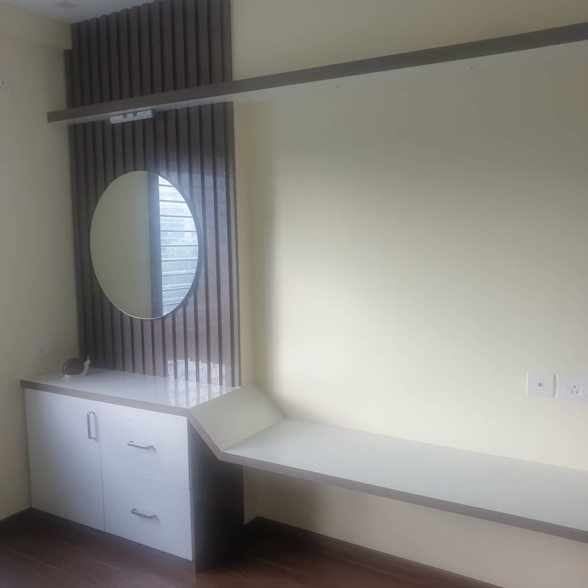 concepteriors's tweet photo. flat done at dsr lotus towers
#livingroom #diningroomdecor #tvunit #tvcabinet #kitchendesign #modularfurniture #modularkitchen #modularshutters #interiors #interiordesign #falseceiling #homeinteriors #livingroom #bedroomdesign #foyr #modularkitchen  #3dinteriordesign #partitions https://t.co/lQfJnagEd0
