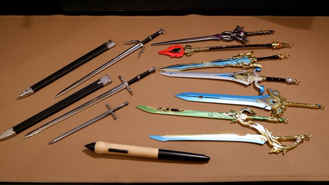 資料用にと中国から輸入した原神や他ゲームの武器ミニチュア、ミニチュアどころじゃないサイズだったしガッツリ金属製でテンション上がるしで心が龍が巻き付いた剣のキーホルダーを集めていた10歳児に戻ってしまった
1本20センチぐらいで400円ぐらい 