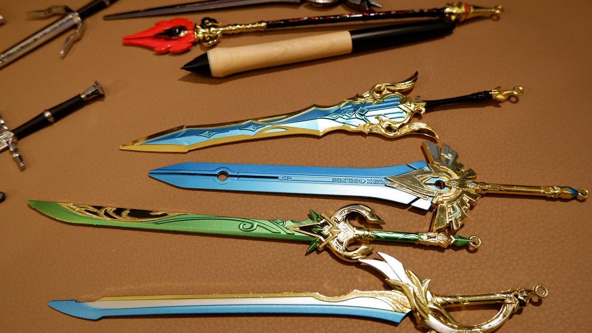 資料用にと中国から輸入した原神や他ゲームの武器ミニチュア、ミニチュアどころじゃないサイズだったしガッツリ金属製でテンション上がるしで心が龍が巻き付いた剣のキーホルダーを集めていた10歳児に戻ってしまった
1本20センチぐらいで400円ぐらい 