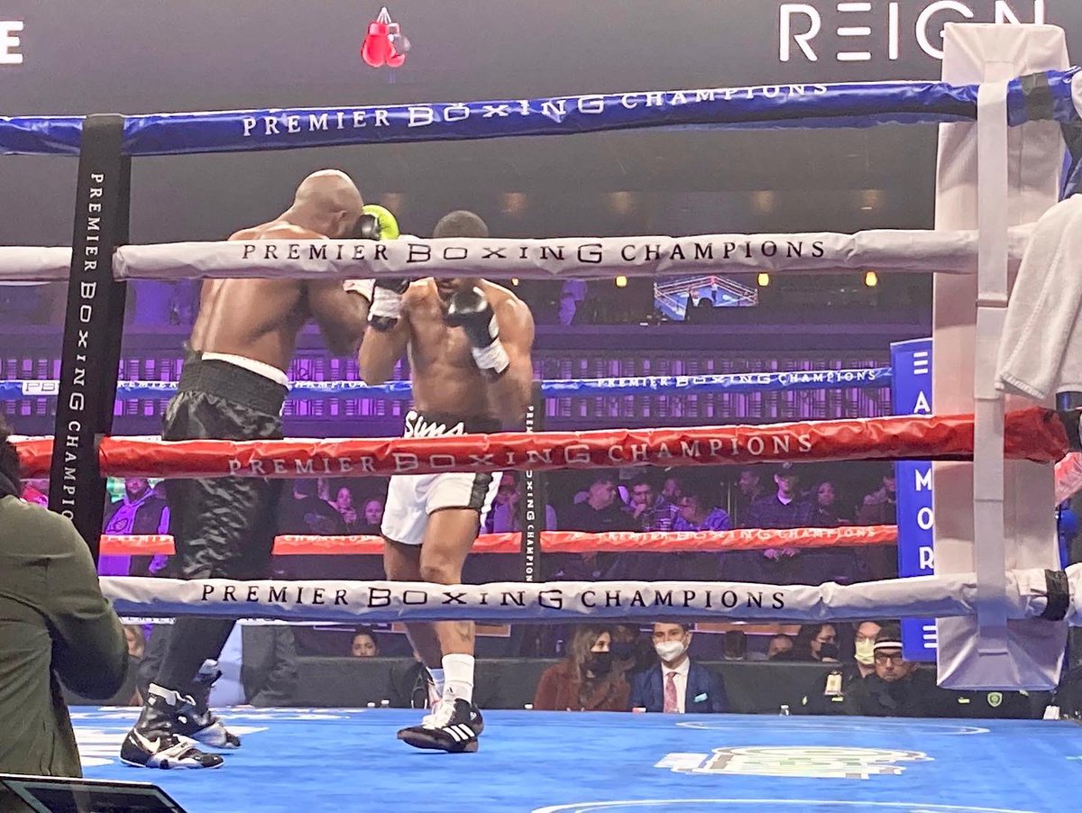 TheRealBigU's tweet photo. @AnthonySimsJr3 with the win! 2nd around TKO! #AnthonySimsJr #TheMagician #TeamSimsJr
📷: @rangerrollins https://t.co/m9tmNnJTaQ