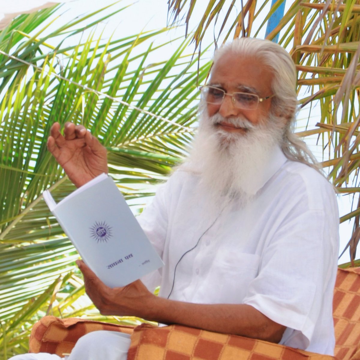 SKYSangh's tweet photo. A person who does not believe in '#Sadhana' lays down his arms when being faced with failure. Only a true '#Sadhak' attempts to rise again after suffering a blow.

#ShriKYS 🚩 #22_दिसम्बर_जयपुर_चलो https://t.co/bG4Zg1dCCG