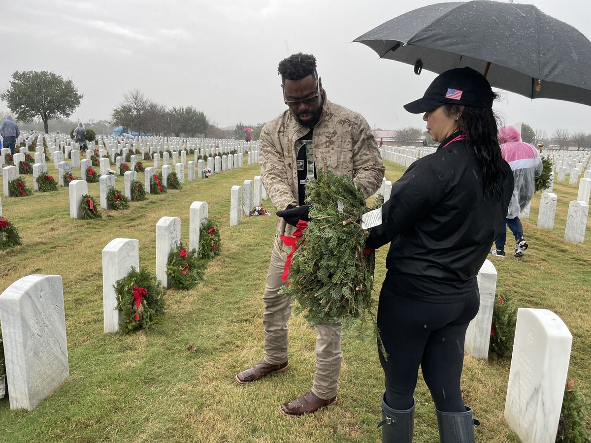 Today we had the privilege of honoring those who served for us. Thank you to my @TMobile team for showing up! #WreathsAcrossAmerica #DE&I @JonFreier @cjgreentx @tjtscgkt