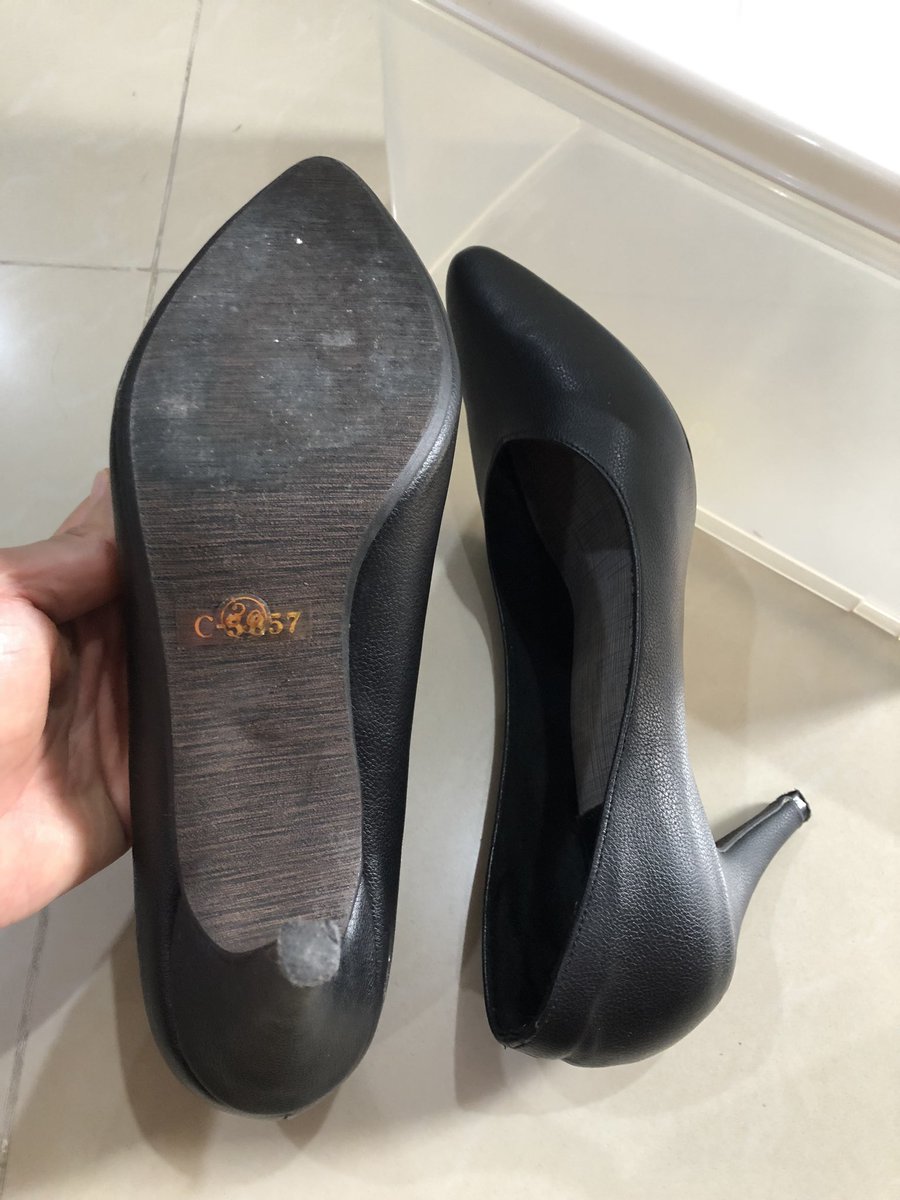tookkyCH's tweet photo. 📣📣📣ฟรีจ้าฟรี!!
ฝากน้องไปดูแลต่อค้าบ
รองเท้าคัทชูสีดำ เบอร์39 สูง3นิ้ว
นุชซื้อมาช่วงมองหางานใหม่เมื่อ2ปีที่แล้ว
น่าจะใส่5-10ครั้ง 👠👠👠

หลังจากได้งานก็ไม่ได้ใส่เลยค่ะ 
ใส่แต่ผ้าใบ👟👟👟กับอีแตะ 🩴🩴

นุชคนใดสนใจเดมมาโลดจ้า 
นุชส่งให้ฟรีค้าบ
ปล.ไม่มีกล่องแล้วน้า
#เป๊กผลิตโชค https://t.co/SaWYcrTHa1