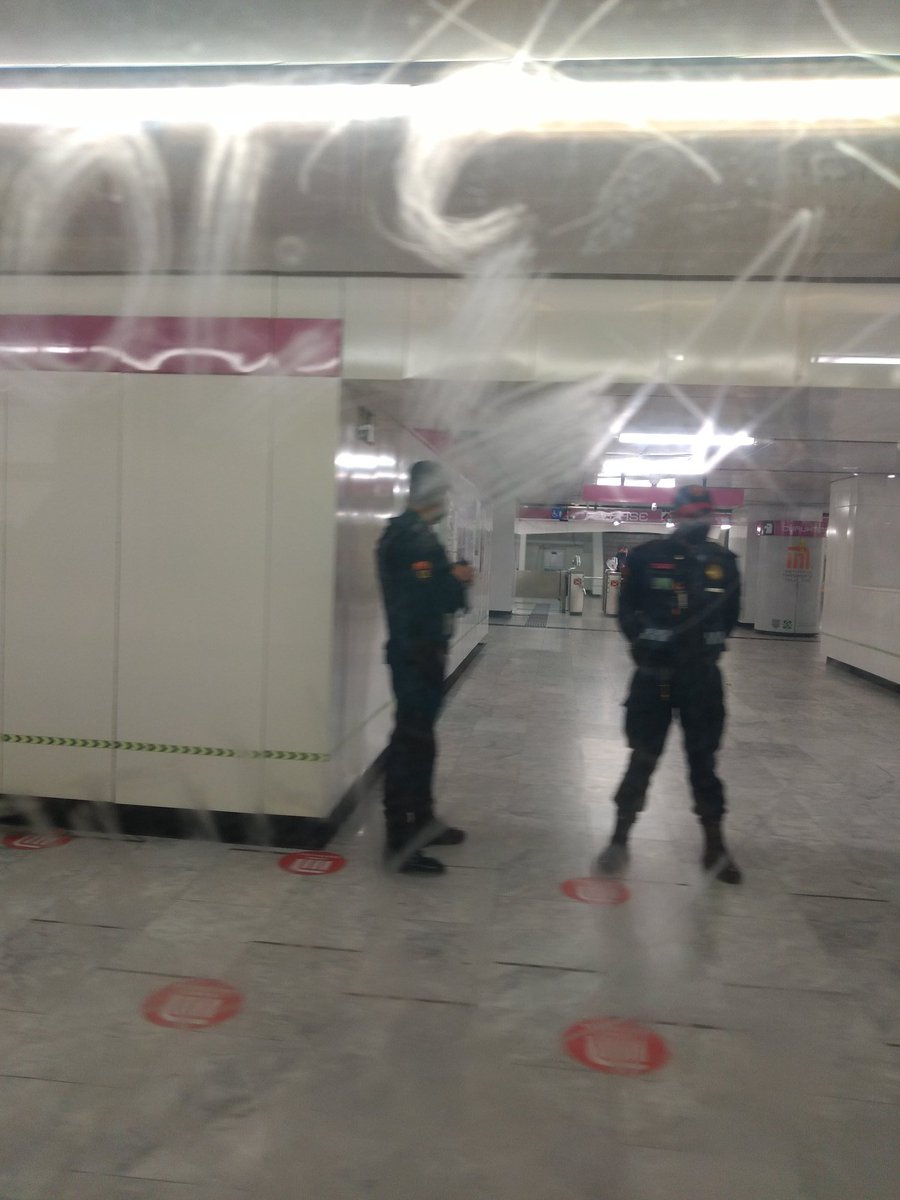 OkamiCherry's tweet photo. @MetroCDMX  justo hace unos minutos, Hiba corriendo para alcanzar el metro en la estación Cuahutémoc. Y el policía de la izquierda me avisó verbalmente diciendo "y Chichocamos" el muy imbécil se volteo al momento  tomar la foto. https://t.co/m9rvQrjA0j