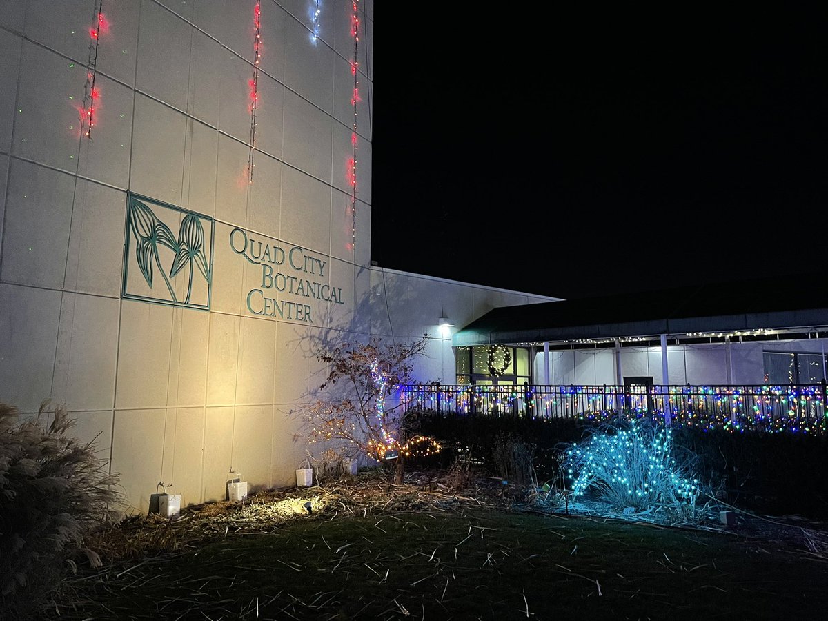 StutzkeWX's tweet photo. A magical evening of strolling through the winter nights winter lights display at the @QCBotanical Highly recommend! https://t.co/rUZvMKDTrk