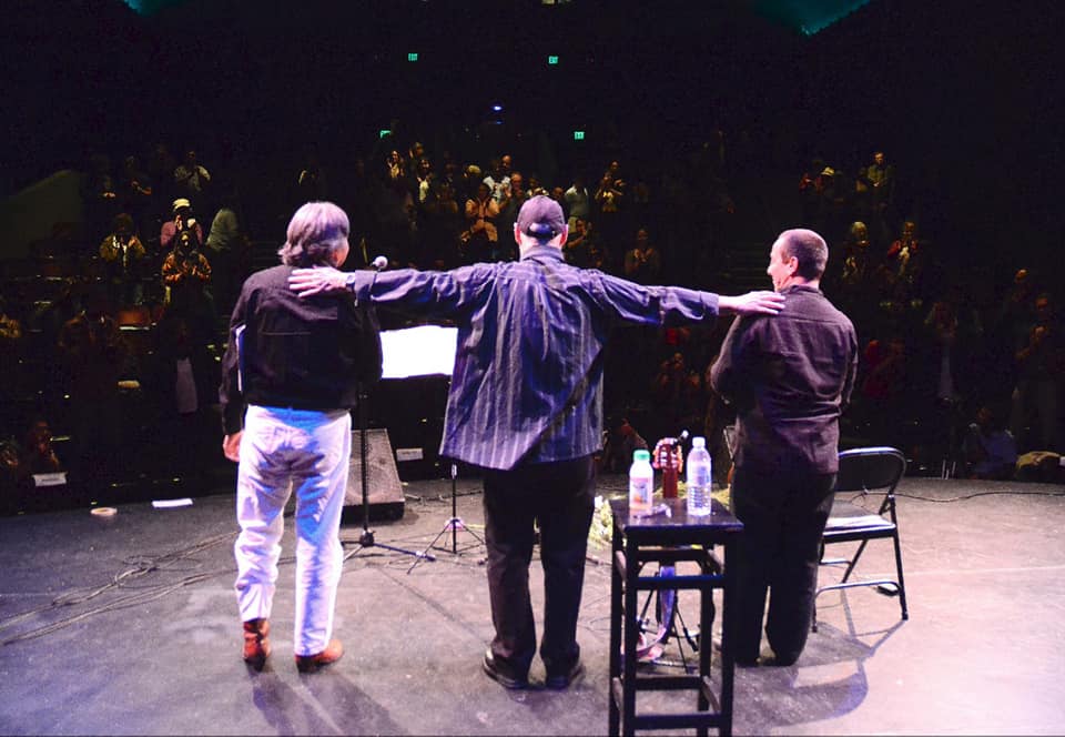 Unos se creen muy libres, pero tienen que explicar lo que dicen o no dicen y hasta las fotos que se toman. Otros gozan siempre de esa 'paz' que confiere 'la necedad de vivir sin tener precio'. ¡Hasta Siempre Vicente! #CubaVive #Cuba #CDRCuba #SomosDelBarrio (Fotos: Bill Hackwell)