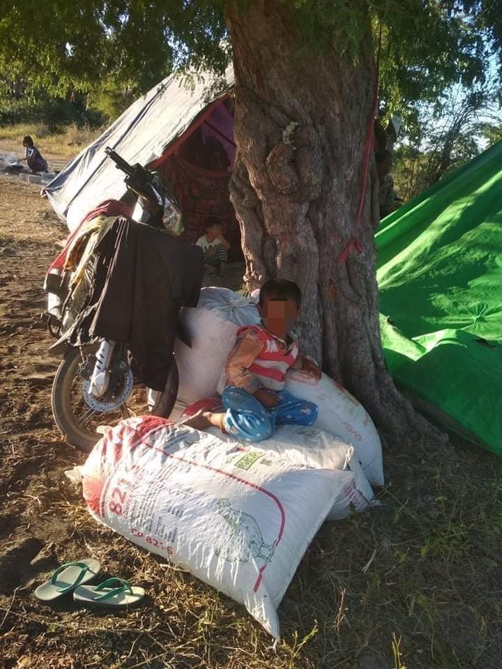 Pathetic to see the current situation of residents after their homes were burnt down in junta’s arson attack in Kaebar village, Sagaing's #Ayardaw town on Dec13 that burnt down more than 100 houses. Humanitarian aids are needed for them.(1/2) <a href="/Refugees/">UNHCR, the UN Refugee Agency</a>
#WhatsHappeningInMyanmar