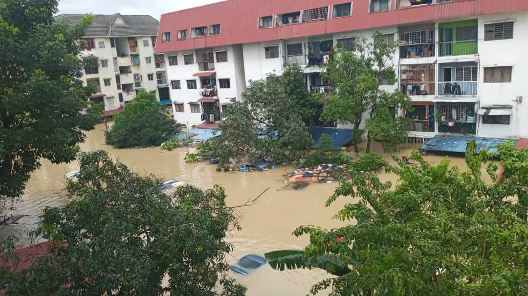 qianxing_'s tweet photo. Update :  taman sri muda dah naik tingkat dua. Bantuan makanan masih belum diterima. https://t.co/nRzRC0Gunf