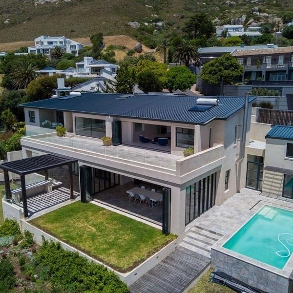cape_waterfront's tweet photo. ON SHOW:Sunday 19th December from 3pm to 5pm. 
Two ocean facing homes in exclusive Llandudno &amp; a 2 bed flat in #wembleysquare https://t.co/LOtkgLHVj5 @propertyshowsa @expressoshow @property_luxury @property24 https://t.co/RJW2DUJr4i