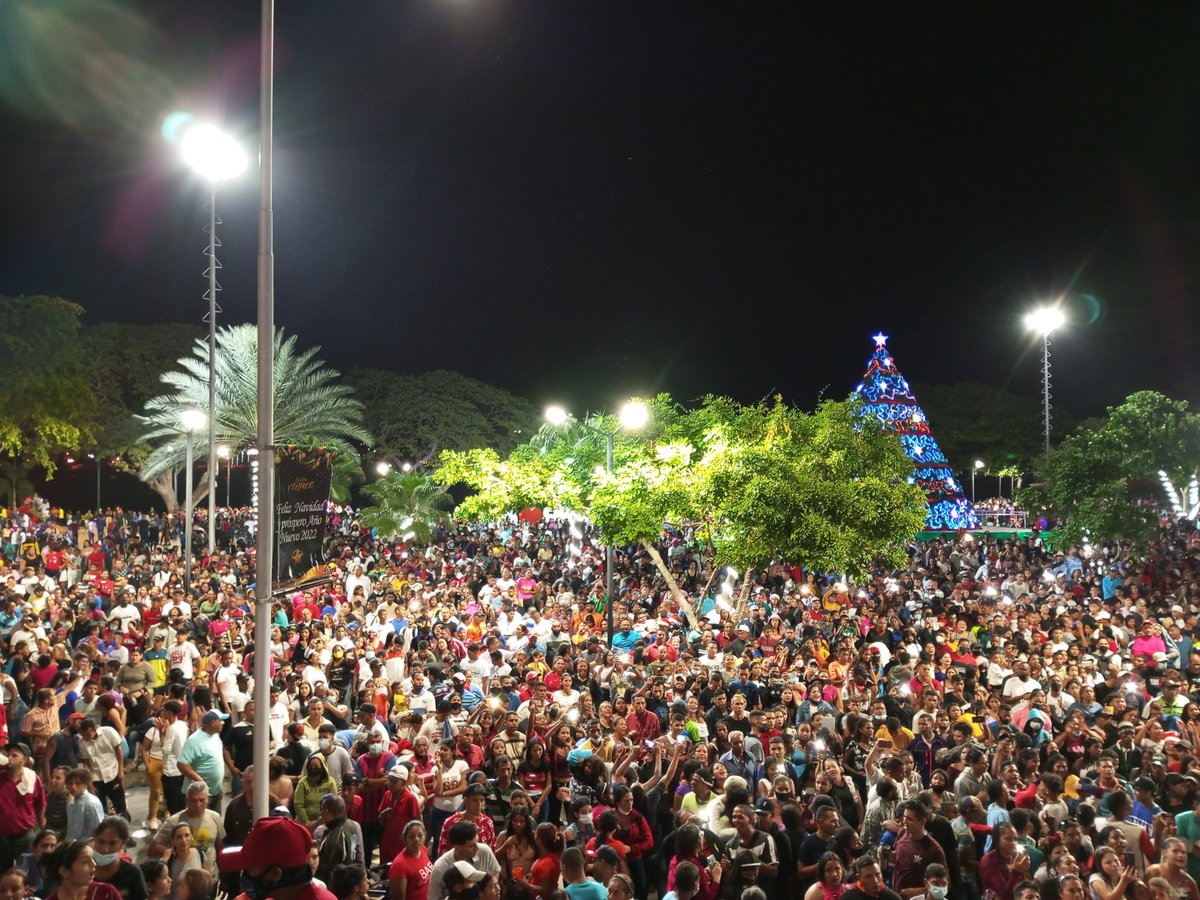 Gracias al amigo Cristian Maza por estar presente en el Encendido de la Navidad del Mirador Angostura; hoy nuestro pueblo bolivarense gozó este maravilloso momento al song del vallenato!
#18Dic 
#CiudadBolívarRenace