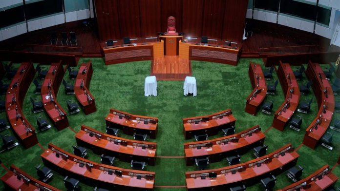 AsianHeraldNews's tweet image. HONG KONG — Hong Kong was voting Sunday in the first election since Beijing amended the laws to reduce the number of directly elected lawmakers and vet candidates to ensure that only those loyal to China can run.  #HongKong #HongKongvotes #trending

asianherald.com/2021/12/19/hon…