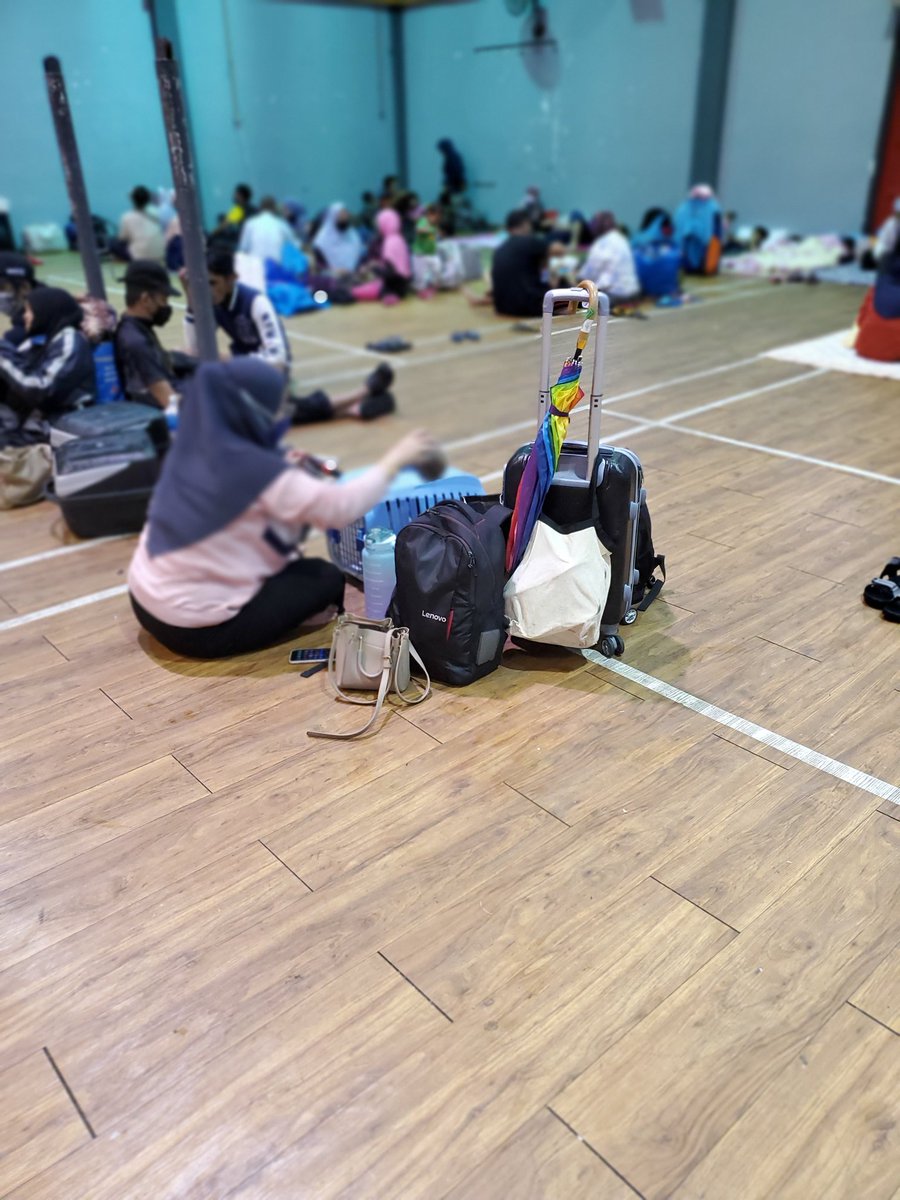 Pandai pilih tempat. Dewan aku dihantar semalam. Satu khemah pun takde. Alas kt lantai pun kena bawak sendiri.