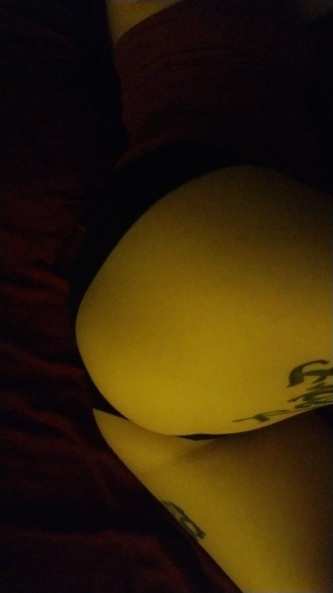 QueenFrostBiten's tweet photo. Retweet Goddess's ass if you're awake and horny. I know I am. #Queenfrostbitten #worshipMe #ass #milf #devourMe https://t.co/hRKQxW1LMv