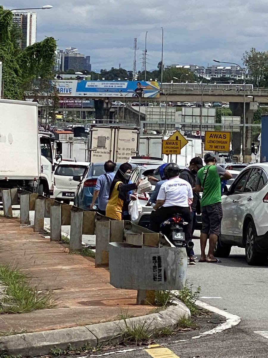 YeeST's tweet photo. Good hearted Malaysians giving out foods and drinks for those stuck in the flood. Well done and respect your actions. #goodheartmalaysian https://t.co/2VwzARSXTG