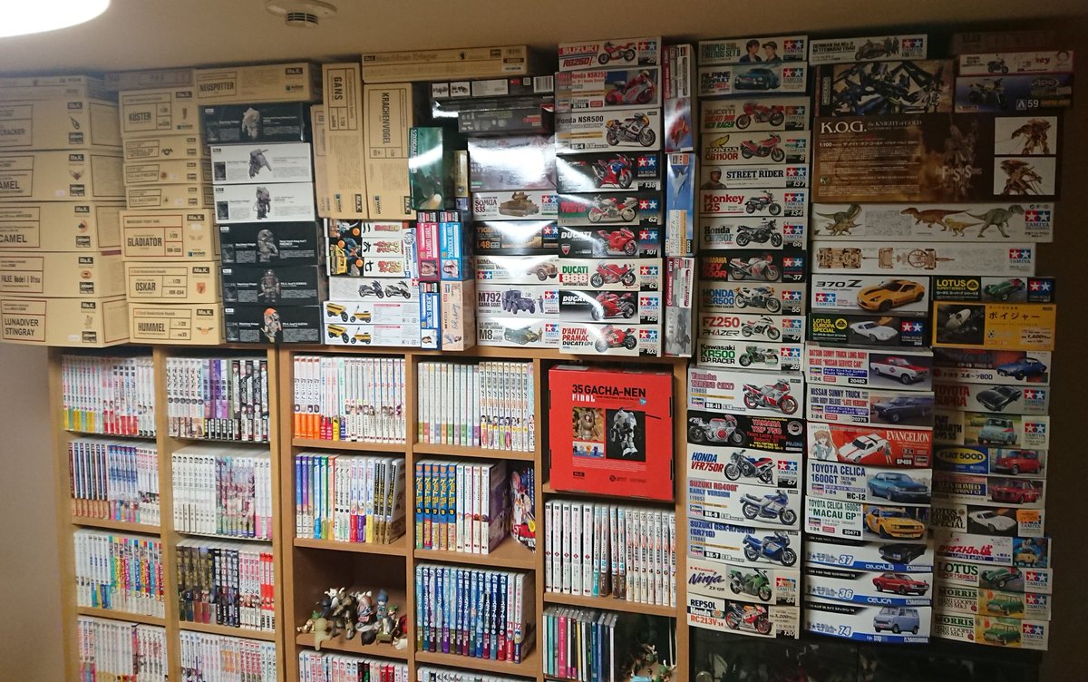 yasu_monkey125's tweet image. 積みを見て『転売屋』扱いしてる人が居るっぽいが、そんな人はここ1～2年で始めた人だよね

コロナ前はどこのお店も品揃え豊富で、好きなだけ買っても家族くらいしか文句言わなかった

そんな生活を何年も、何十年も続けてるモデラーの人達は元々積んでるんじゃよ

その積みは転売用でなく歴史なんじゃ