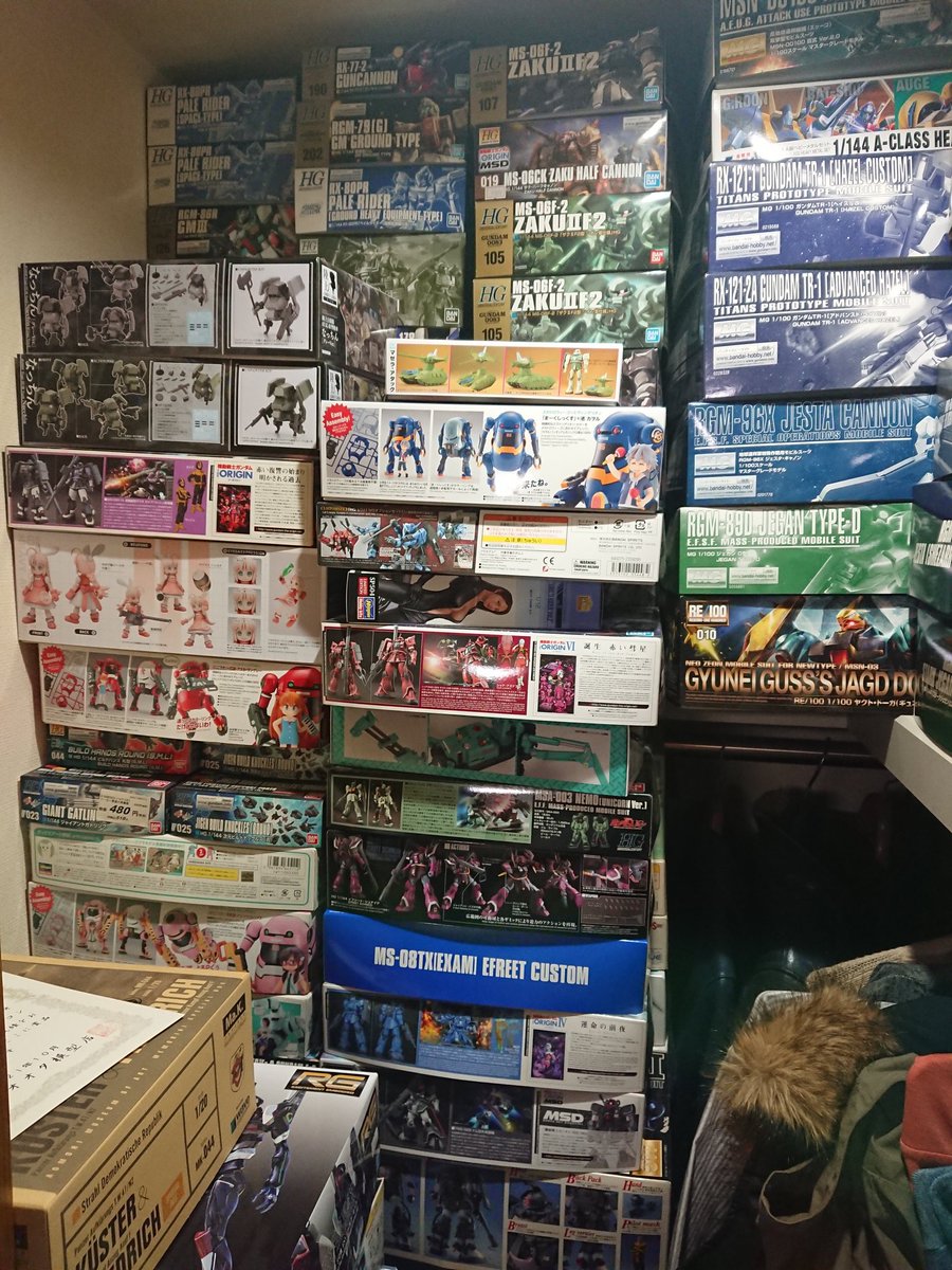 yasu_monkey125's tweet image. 積みを見て『転売屋』扱いしてる人が居るっぽいが、そんな人はここ1～2年で始めた人だよね

コロナ前はどこのお店も品揃え豊富で、好きなだけ買っても家族くらいしか文句言わなかった

そんな生活を何年も、何十年も続けてるモデラーの人達は元々積んでるんじゃよ

その積みは転売用でなく歴史なんじゃ