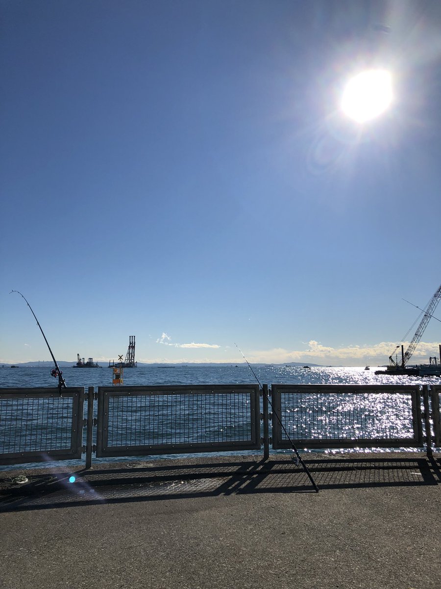 海魚釣食人 本牧海釣り公園 天気は良いが 寒い シーバス狙いでしたが 当たりなし 周りでは 遠投でイシモチ 投げサビキでアジ サバ タコ だいぶ空いて来た 久々のボウズ いよいよ冬本番 T Co Im312diwth Twitter