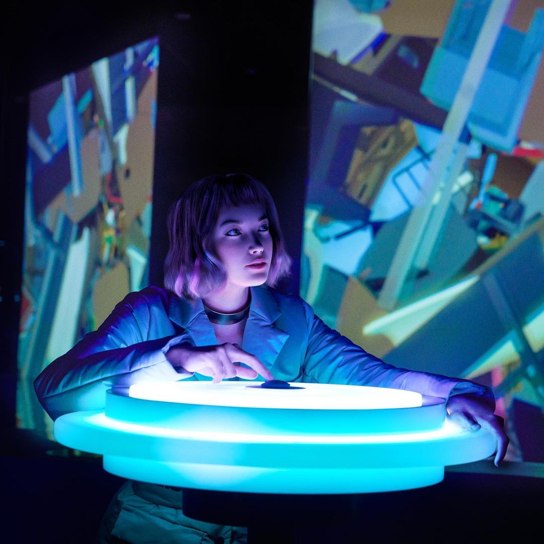 ArtSciMuseum's tweet photo. 📸: @hereisrae | 👀 Guess who we spotted visiting #VirtualRealmsASM? We’re so psyched to see Rae, our favourite virtual influencer right at home in the realm of Everything. Last 3 weeks to experience Virtual Realms before it closes 9 Jan! 🎟️:https://t.co/9hjWk3AVwT https://t.co/ICYqrJo32S