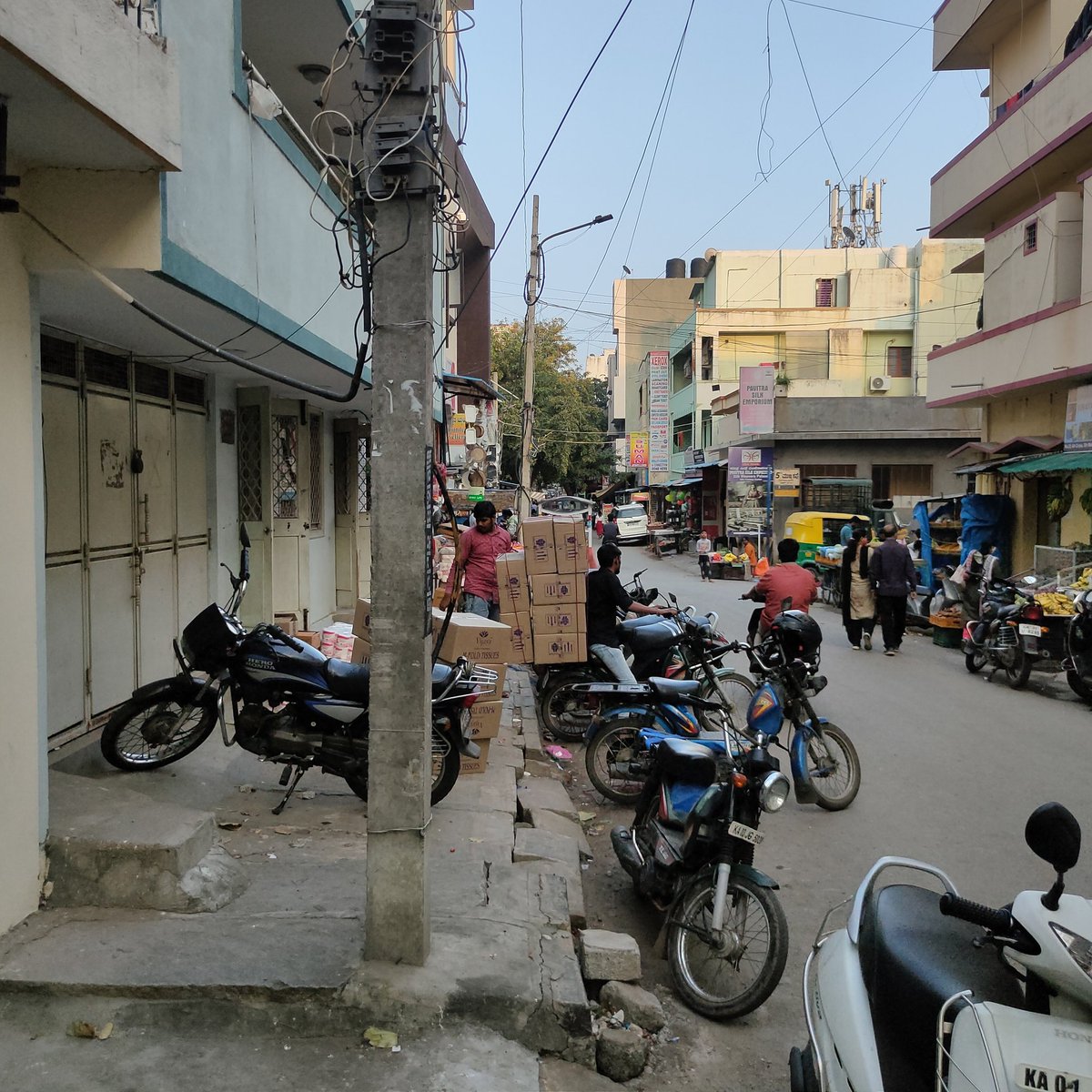 ARShashiKumar2's tweet photo. @blrcitytraffic ಗ್ಲೋಬಲ್ ಆಫೀಸ್ ನೀಡ್ಸ್ 6ನೇ ಕ್ರಾಸ್ ಸಂಪಂಗಿ ರಾಮ ನಗರ ಫುಟ್ ಪಟ್ ಮೇಲೆ ಟೂ ವೀಲರ್ ನಿಲ್ಲಿಸಿ ಜನರಿಗೆ ತೊಂದ್ರೆ ಕೊಡುತ್ತಾರೆ ಟೂ ವೀಲರ್ಗಳಲ್ಲಿ ಲಗೇಜ್ ಹಾಕಿ ಕಾನೂನು ಉಲ್ಲಂಘನೇ ಮಾಡಿದರು ಸಹ ಬೆಂಗಳೂರು ಟ್ರಾಫಿಕ್ ಪೊಲೀಸ್ ಸುಮ್ನೆ ಇರಲು ರಹಸ್ಯವೇನು? https://t.co/NqpVoBd4va