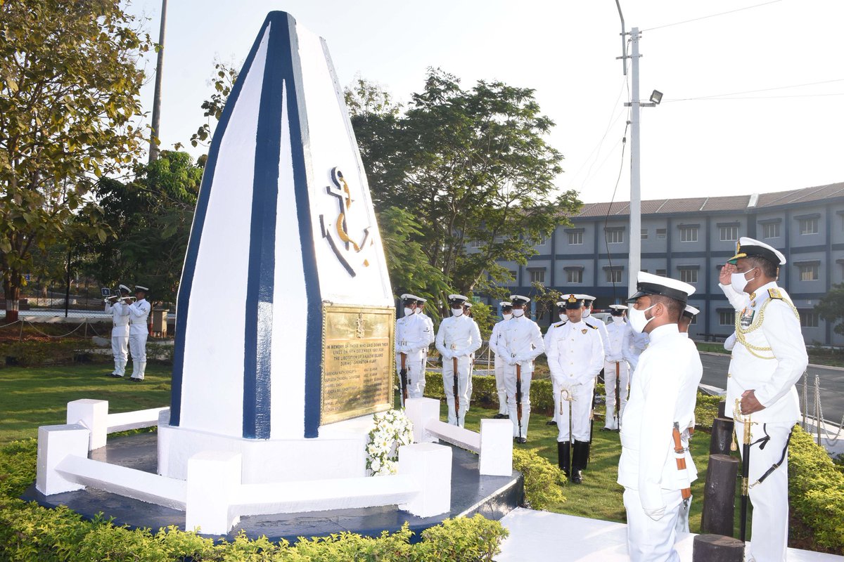 PIB_Panaji's tweet image. On the Diamond Jubilee occasion of the liberation of Goa, Rear Admiral Philipose G Pynumootil, FOGA, laid a wreath at the war memorial at INS Gomantak on 19 December 2021.

#GoaLiberationDay
#GoaAt60