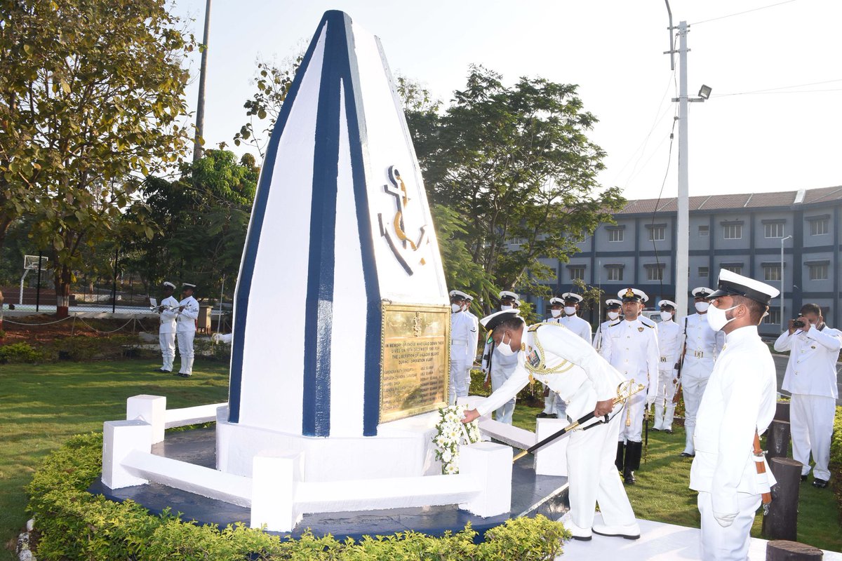 PIB_Panaji's tweet image. On the Diamond Jubilee occasion of the liberation of Goa, Rear Admiral Philipose G Pynumootil, FOGA, laid a wreath at the war memorial at INS Gomantak on 19 December 2021.

#GoaLiberationDay
#GoaAt60