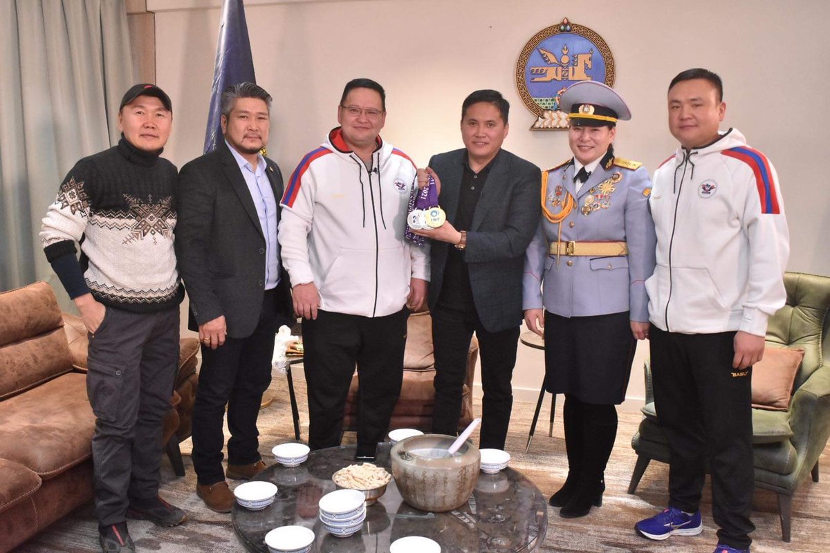 Дэлхийн аваргаа хүлээж авлаа. Монгол төрийн далбаа дэлхийн дэвжээнд олонтаа намирах болтугай. Монгол Улс үүрд мөнх мандан бадраг!