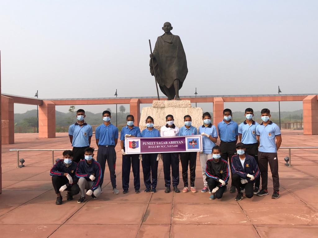 NCC_Dte_Gujarat's tweet photo. #PUNEETSAGAR
Cadets of 20 GUJ Bn NCC,Navsari collected plastic waste at the historical Dandi Beach. The cadets also participated  in a poster making event with theme of "Clean Beaches".
@HQ_DG_NCC 
@GovernorofGuj @CMOGuj
@DefencePRO_Guj
@Bhupendrapbjp https://t.co/Su1VMj6jDO