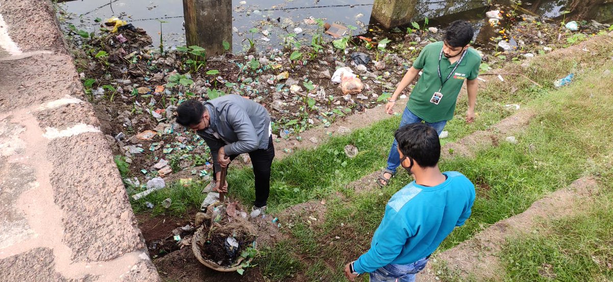 TeamSilverCity's tweet photo. @TeamSilverCity conducted a cleanliness drive at the perimeter of Barabati entrance to aware our people notto ruin the ambience of our heritage by dumping garbage.Our heritage is our responsibility,let's keep it safe and unspoiled.@CMCCuttack kindly look into the matter and act. https://t.co/KYieMcpylQ