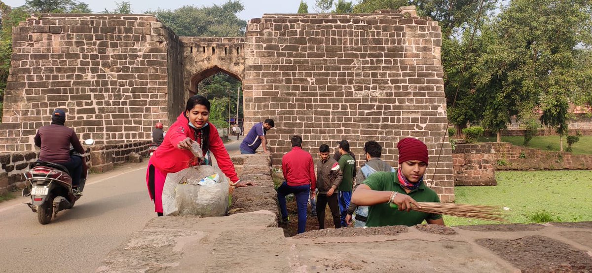 TeamSilverCity's tweet photo. @TeamSilverCity conducted a cleanliness drive at the perimeter of Barabati entrance to aware our people notto ruin the ambience of our heritage by dumping garbage.Our heritage is our responsibility,let's keep it safe and unspoiled.@CMCCuttack kindly look into the matter and act. https://t.co/KYieMcpylQ