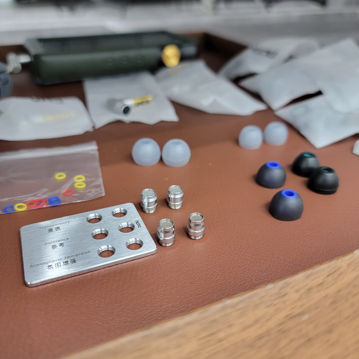 rozy1919's tweet image. ユーザーさんの感想と試聴の印象がかなり違っていたので追試を。
短いステムと開口の大きなイヤピに換装する事でバランスが良くなり好みに近づく。印象も良くなった。
DX240 2.5mm
#dunu #falconpro