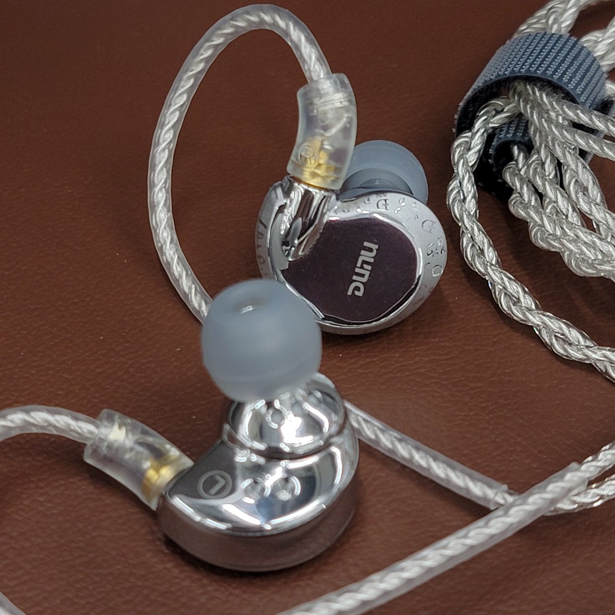 rozy1919's tweet image. ユーザーさんの感想と試聴の印象がかなり違っていたので追試を。
短いステムと開口の大きなイヤピに換装する事でバランスが良くなり好みに近づく。印象も良くなった。
DX240 2.5mm
#dunu #falconpro
